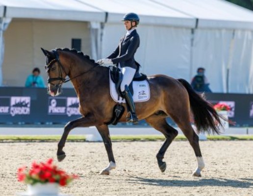 The winner, Einfach Imposant B, and Kira Laura Soddemann. (Photo: Lafrentz)