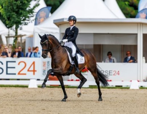 The winner, La Jolie SW OLD, and Carina Scholz. (Photo: Lafrentz)