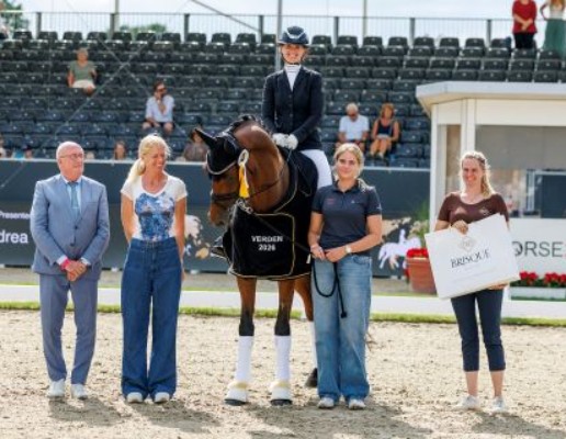 The winner, Faustino G., with Betina Jaeger. (Photo: Lafrentz)